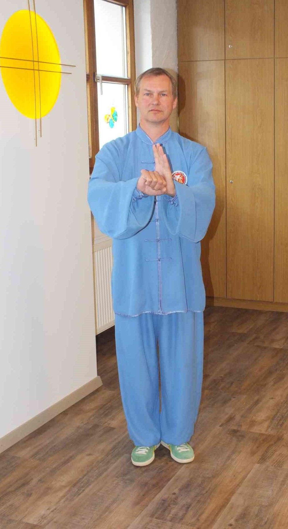 Tai Chi Meister mit traditionellem Kampfkunst Gruß Tai Chi Meister grüßt tradionell