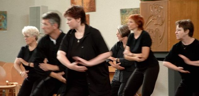 Tai Chi Gruppe in Bewegung