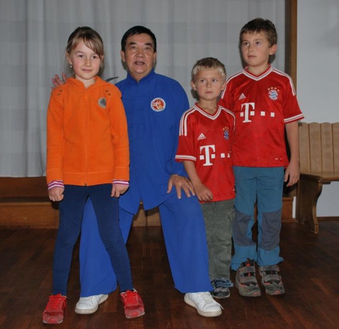 Taiji Meister Li Sui Yin mit Kindern
