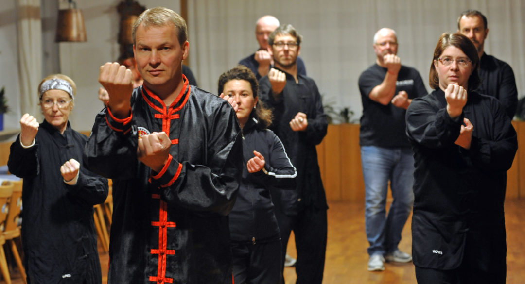 Xing Yi Gruppentraining Xing Yi Gruppe trainiert Metall Faust