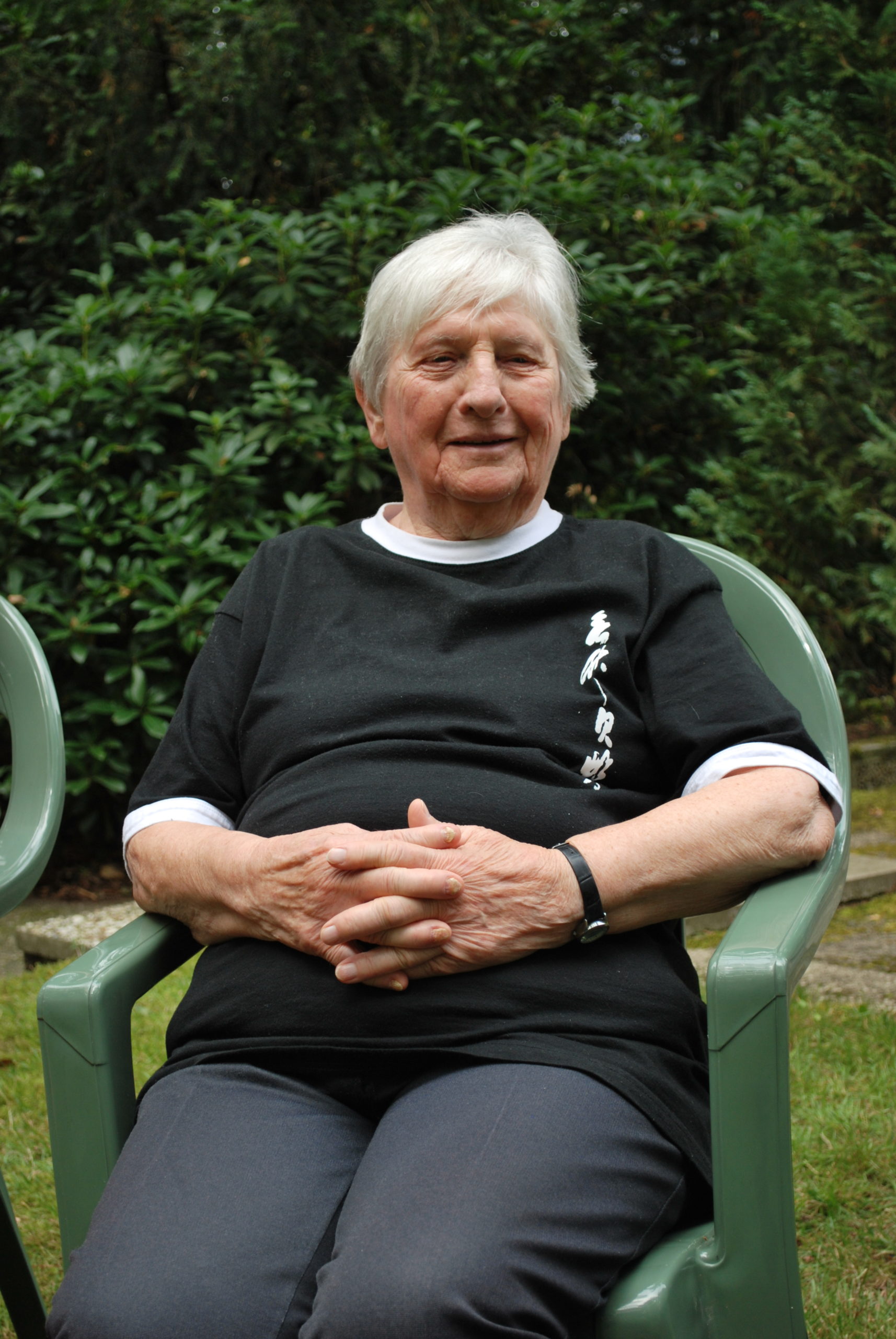 Tai Chi Seniorin Ursula Rowek 90 Jahre Senioren in entspannter Haltung